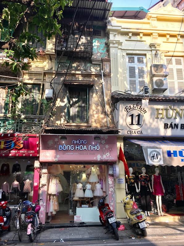 Cửa hàng kinh doanh thời trang trẻ em xinh xắn sẽ đáng yêu tuyệt đối nếu như ngôi nhà không có tầng 2, tầng 3.