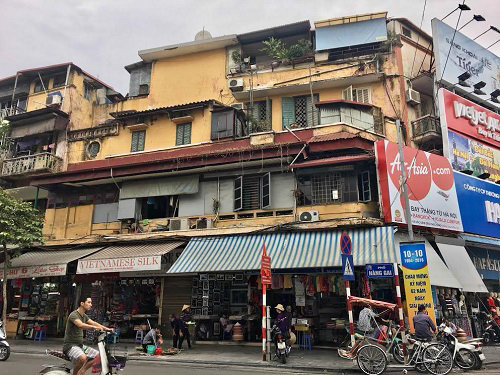 Căn nhà 2 mặt tiền có vị trí khá đẹp trên phố Hàng Gai được tận dụng cho thuê mặt bằng kinh doanh tầng 1, các tầng phía trên là không gian sinh sống của nhiều hộ dân.