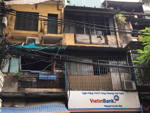 Những căn nhà cũ xập xệ khá phổ biến trên phố.