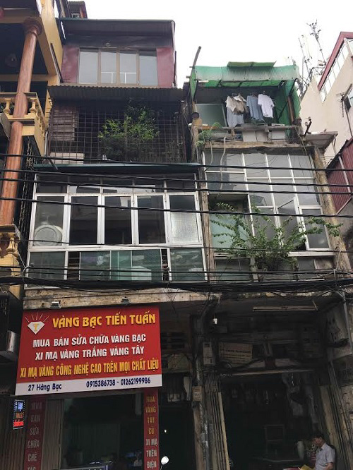 Những ngôi nhà được cơi nới bằng tấm tôn đôi khi sẽ tiềm ẩn nguy hiểm cho các hộ dân sinh sống.