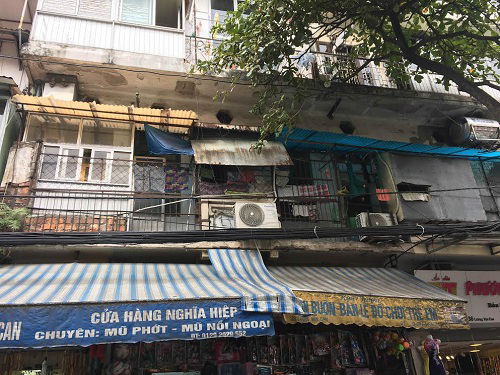 Diện mạo cũ kĩ, xấu xí của những căn nhà trên phố Lương Văn Can.
