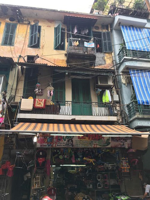 Ngôi nhà khá cổ với lớp sơn đã bạc màu.