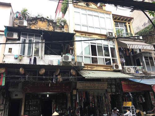 Dọc phố Hàng Bồ sẽ không khó để tìm thấy những căn nhà xập xệ, cũ nát.