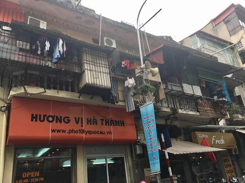 Tầng 1 vẫn được tận dụng triệt để phục vụ hoạt động kinh doanh buôn bán, trên tầng 2 là cảnh sinh sống chen chúc, ngột ngạt của các hộ dân ở phố Chân Cầm.