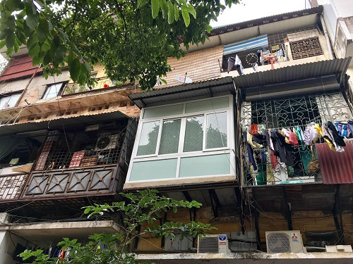 Những chuồng cọp đua nhau chồi ra khiến diện mạo đô thị kém đẹp.
