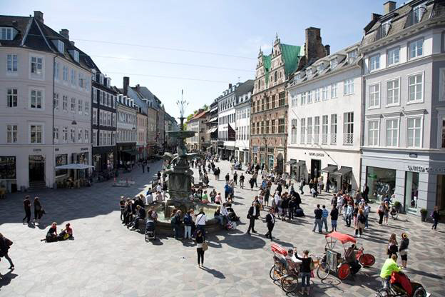 Stroget – con đường cổ nhất Copenhagen dài hơn 2km, chỉ dành cho những người đi bộ, luôn đông nghịt người qua lại.