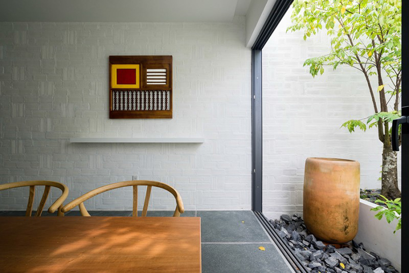 Giữa không gian nội thất tối giản kết hợp với những nét đồng quê mộc mạc, kiến trúc sư chọn các tác phẩm trang trí phù hợp.