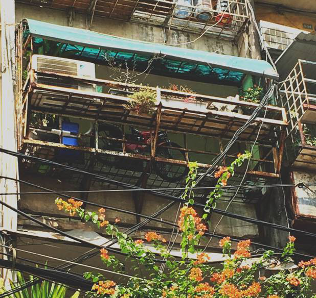 Khu nhà B1 của khu tập thể Nam Đồng (Đống Đa, Hà Nội) cũng cơi nới diện tích nhưng chỉ dựng bằng bằng giàn sắt khá nguy hiểm bởi sắt đã hoen gỉ khá nhiều.