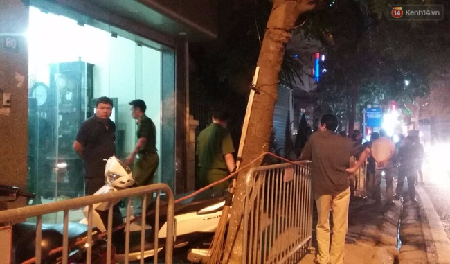 Chiếc cần cẩu đổ sập, đè lên nóc nhà dân. Ảnh: Thu Hường