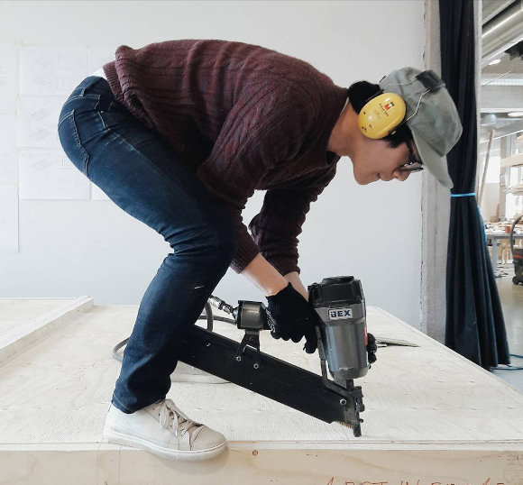 Khung của ngôi nhà được tạo ra tại xưởng gỗ trong trường.