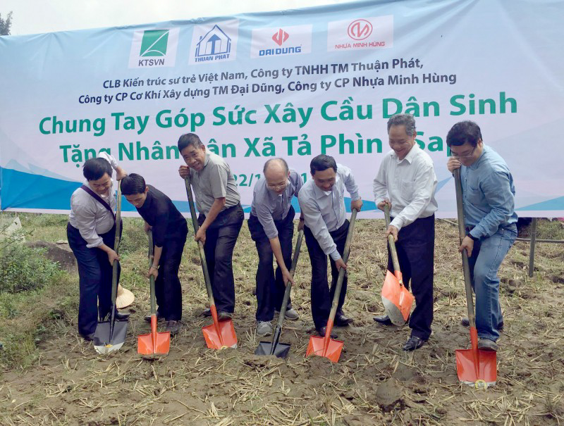 Từ trái qua: KTS Nguyễn Cường (Phó Chủ tịch Hội KTS Thái Nguyên), KTS Bùi Việt Cường (Chủ nhiệm CLB KTS Trẻ Lào Cai), Ông Lâm Ngọc Thuận (GĐ Công ty Thuận Phát), PGS.TS.KTS Nguyễn Quốc Thông (Phó Chủ tịch Hội KTS Việt Nam), ông Nguyễn Ngọc Hinh (Phó Chủ tịch UBND Huyện Sa Pa), KTS Phan Doãn Thanh (Chủ tịch Hội KTS Lào Cai), KTS Nguyễn Thu Phong (Chủ nhiệm CLB KTS Trẻ Việt Nam)