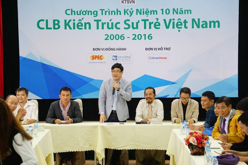 "Trại chủ" Nguyễn Thu Phong đã sơ kết 10 năm hoạt động của phong trào KTS Trẻ. 