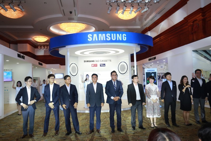 3 Lanh dao Samsung tai Trien Lam