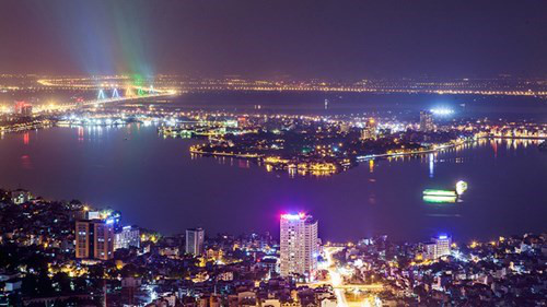 Hồ Tây, hồ Trúc Bạch và đường Thanh Niên nhìn từ trên cao.. Ảnh: Công Duy