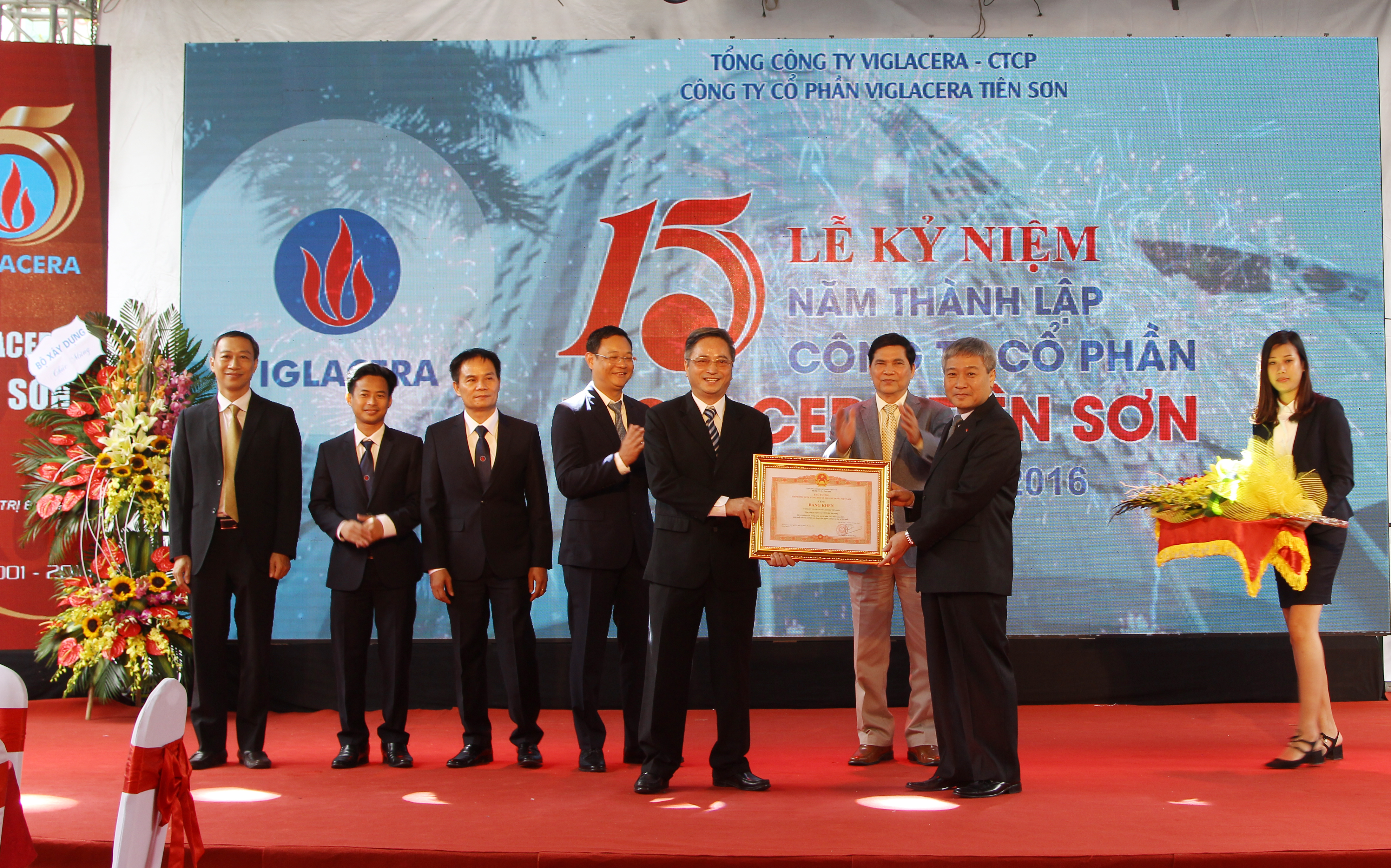 Thứ trưởng Bộ Xây dựng Bùi Phạm Khánh trao tặng Bằng khen của Thủ tướng Chính phủ cho Công ty CP Viglacera Tiên Sơn trong lễ kỷ niệm.