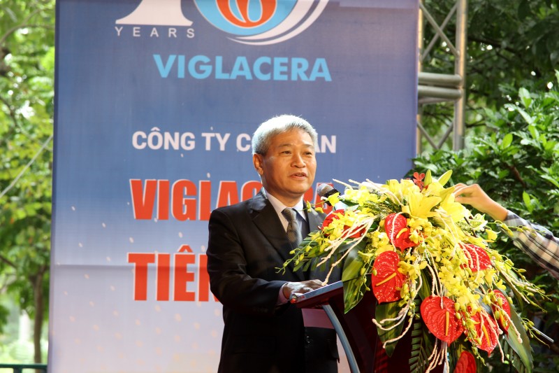 Thứ trưởng Bộ Xây dựng Bùi Phạm Khánh đánh giá cao sự phát triển của Công ty CP Viglacera Tiên Sơn trong 15 năm qua.