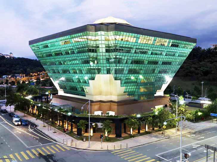 Tòa nhà Văn phòng ST Diamond Building, Malaysia đóng kín ĐHKK. Vỏ toàn kính, hướng Đông & Tây: kính Low-E, hướng Bắc & Nam: kính thường.