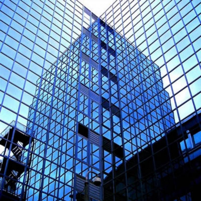 Kính phản quang là một loại kính phẳng được phủ một lớp phản quang bằng oxít kim loại