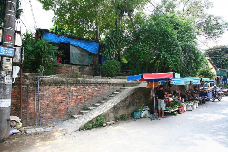 Xây nhà ở thượng thành và xây cả cầu thang đi lên – đường Ông Ích Khiêm, khu vực Đông Nam giữa cửa Thượng Tứ và cửa Đông Ba