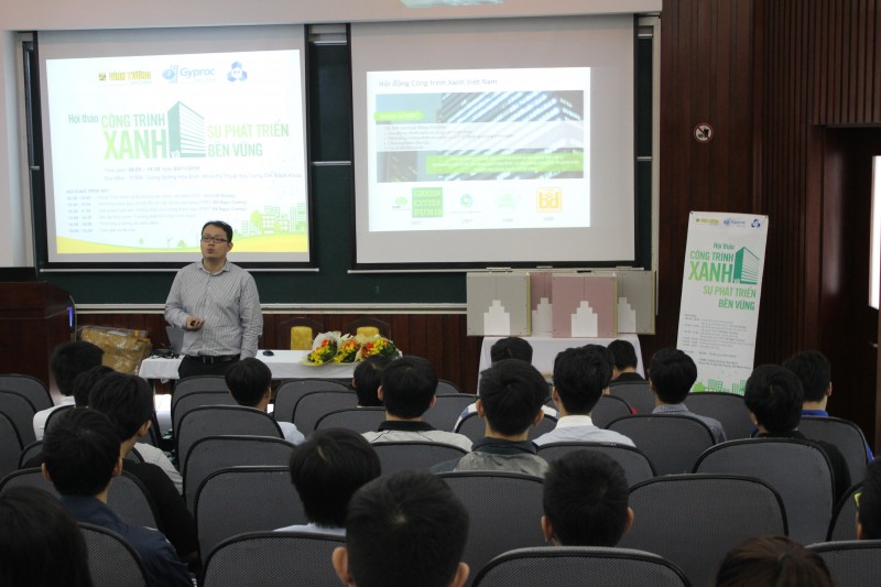 Anh Vũ Linh Quang - Thành viên Hội đồng Công trình Xanh Việt Nam (VGBC) chia sẻ tại hội thảo