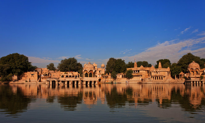 Công trình kiến trúc nhìn ra hồ Gadisar ở Jaisalmer.