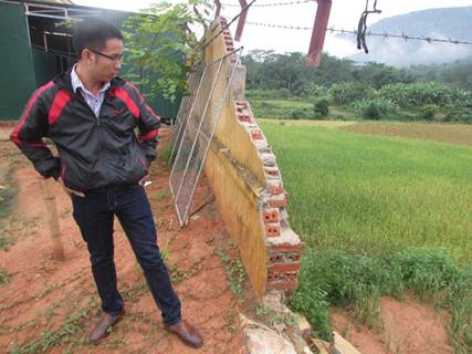 Cán bộ Ban quản lý dự án huyện Quế Phong kiểm tra các hạng mục bị hư hỏng do mưa lũ tại trường Phổ thông DTNT THCS huyện Quế Phong để tìm giải pháp khắc phục hoàn toàn.