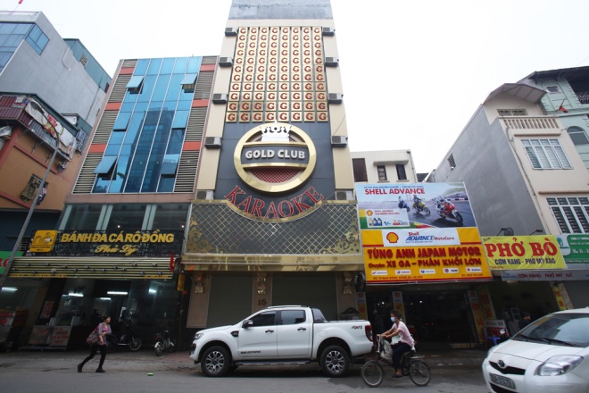 Trên phố Nam Đồng (Đống Đa), một quán kinh doanh karaoke bị bịt kín mặt tiền từ tầng 2 lên tầng 6.
