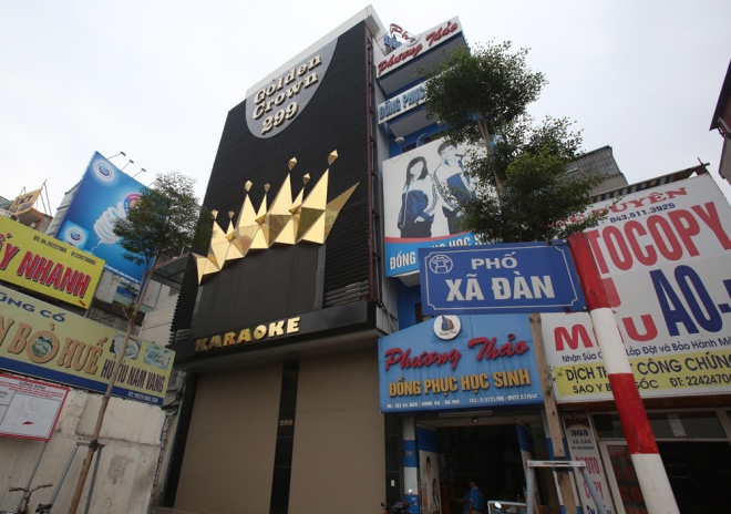 Nằm ở đầu phố Xã Đàn (Đống Đa), cách mặt đường hơn chục mét, quán karaoke gây chú ý bằng một tấm biển lớn.