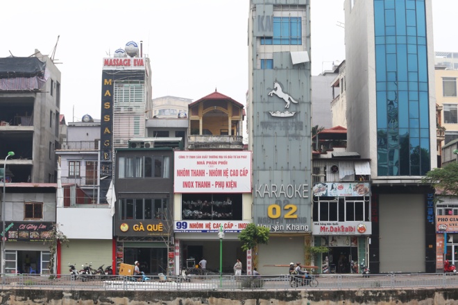 Một quán hát trên đường Nguyễn Khang (Cầu Giấy) bị bịt kín hoàn toàn phần diện tích mặt tiền. Hầu hết những tấm biển khổ lớn đều được làm bằng vật liệu dễ bắt lửa.