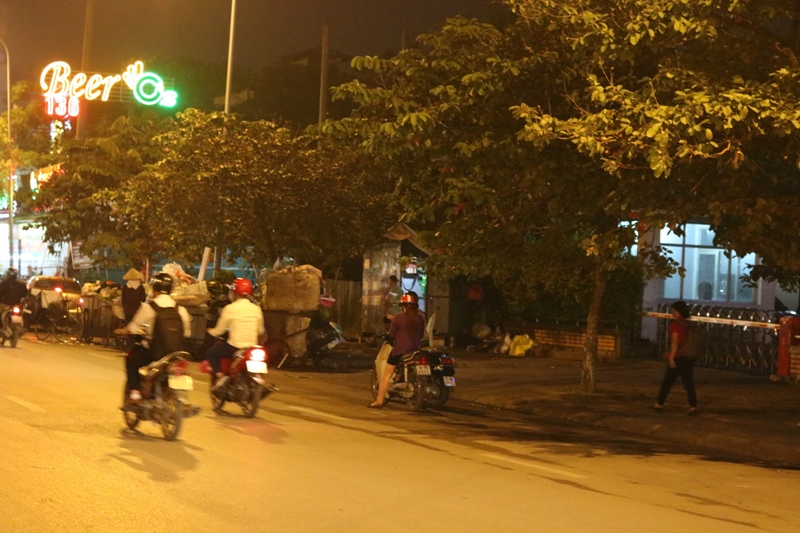 Những xe rác không đạt chuẩn ấy được đặt ngay trước lối đi vào một Công ty, gây mất mỹ quan đô thị .