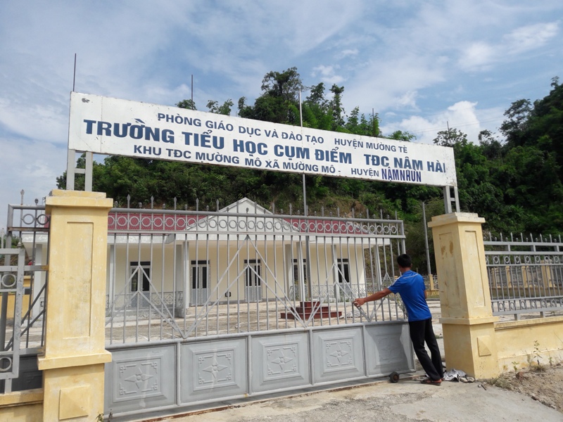 Điểm trường tiểu học khánh thành xong, bỏ hoang.