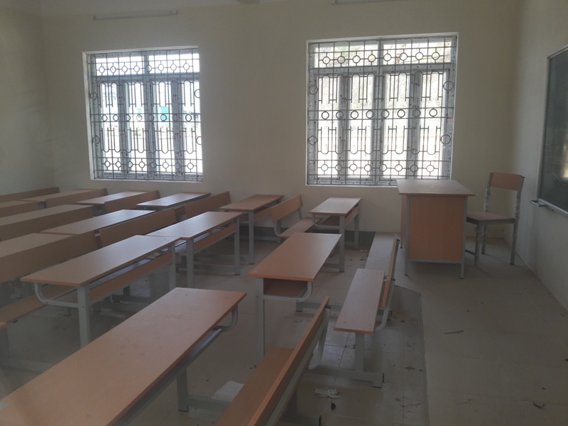 Bàn ghế phía trong ngổn ngang.