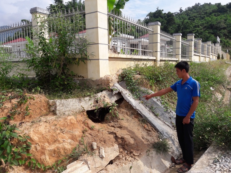 Tường bao phía ngoài dự án trường học, móng đã sụt, sâu hoắm.