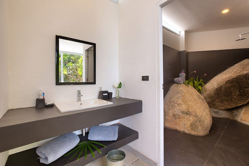  Phòng tắm tiện nghi với những khối đá trang trí độc đáo