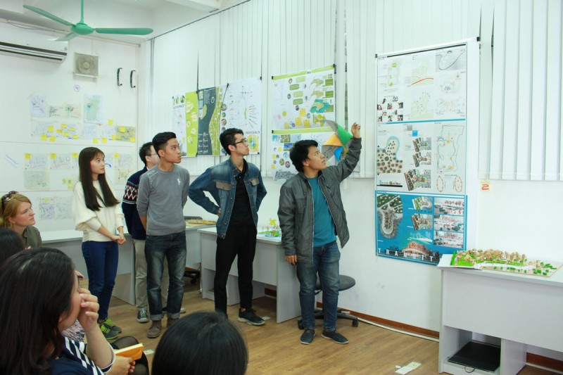 Đào Duy Tùng (ngoài cùng bên phải) cùng các bạn SV báo cáo kết quả nghiên cứu