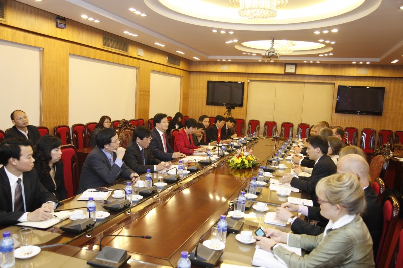 Bộ trưởng Bộ Xây dựng Trịnh Đình Dũng chủ trì buổi làm việc với Bộ trưởng Hợp tác phát triển quốc tế Phần Lan Heidi Hautala ngày 24/01/2013