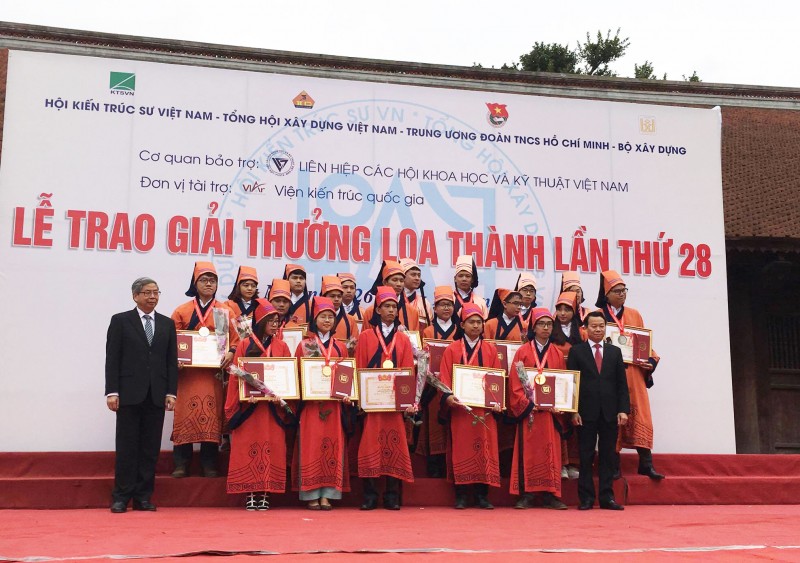 Trao tặng bằng khen cho các sinh viên có đồ án đạt giải Nhất (áo đỏ) và giải Nhì (áo cam)