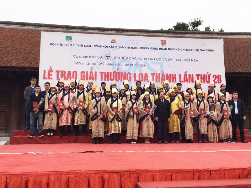 Trao thưởng cho các sinh viên có đồ án đạt giải ba