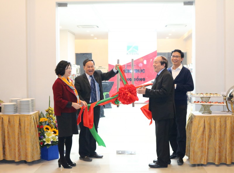 KTS Nguyễn Tấn Vạn - Chủ tịch Hội KTS Việt Nam cùng các đại biểu cắt băng khánh thành