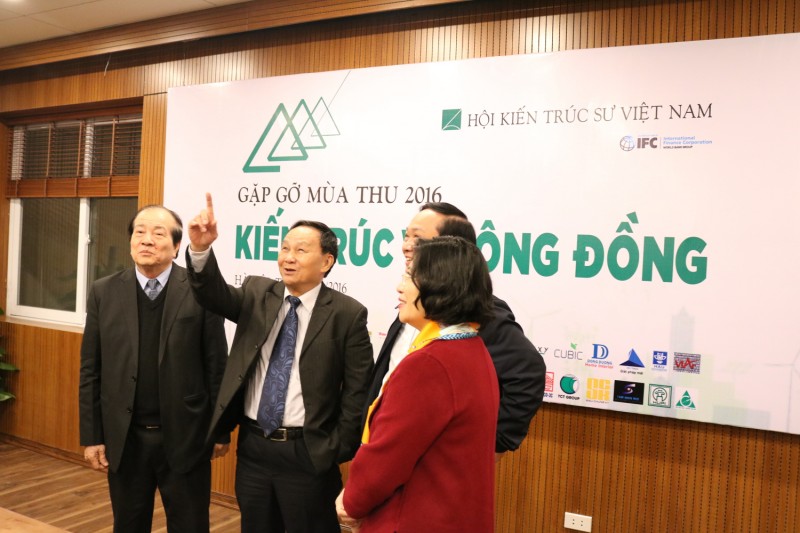 Đoạn đại biểu thăm phòng Hội trường tại tầng 3