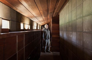 Ông Copeland trong căn nhà của ông do Frank Lloyd Wright thiết kế. Ảnh: Daniel Shea
