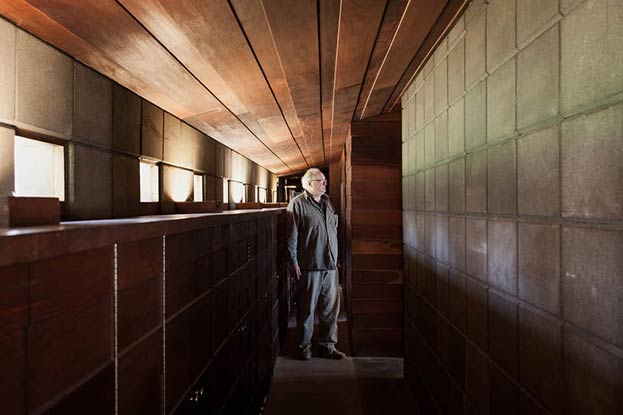 Ông Copeland trong căn nhà của ông do Frank Lloyd Wright thiết kế. Ảnh: Daniel Shea