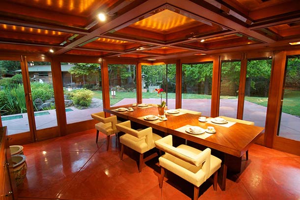 Trong buồng ăn, Wright thiết kế họa tiết trang trí hình đĩa sứ và ghế lưng thấp để không làm vướng tầm nhìn ra vườn. Mặc dù bát đĩa là những món có thể thỏa thuận (cho thêm), nhưng đồ đạc là tính luôn trong giá nhà.