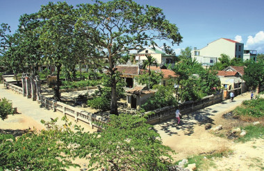 Khuôn viên đình làng Vĩ Dạ, Huế