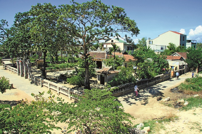 Khuôn viên đình làng Vĩ Dạ, Huế