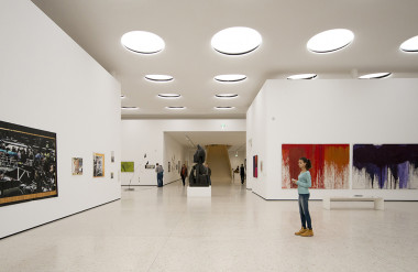 Trong những không gian trưng bày, bảo tàng, ánh sáng tự nhiên được ưu tiên lấy từ trên mái theo phương thẳng đứng. Ở đây, ô lấy sáng tự nhiên được sử dụng đồng thời là nguồn sáng nhân tạo với hệ kính tán xạ ánh sáng.