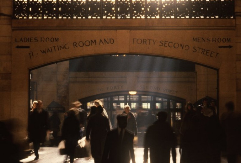 Commuters shuffle through the terminal./ Photo: Courtesy of the New York Transit Museum/Grand Central Terminal