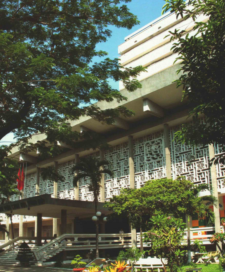 Hinh 3. Thư viện quốc gia (1968-1972), KTS Nguyễn Hữu Thiện, KTS Bùi Quang Hanh thiết kế và được xây dưng trên nền của Nhà tù trung tâm thời Pháp.