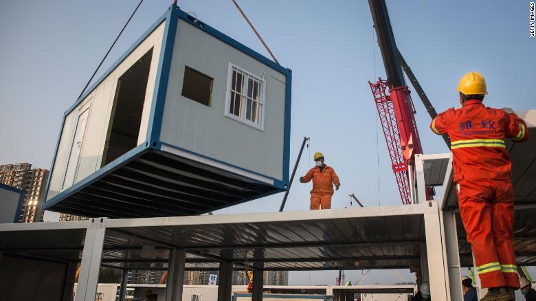 Một công-ten-nơ tiền chế đang được nâng lên trong quá trình xây dựng Bệnh viện Huoshenshan; hình ảnh: CNN