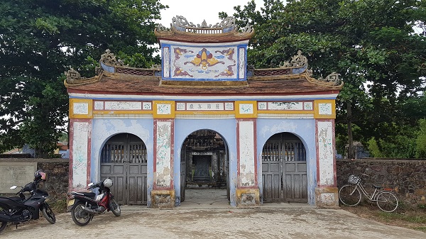 Hình 6: Tam quan đình Văn Xá, Huế (nguồn ảnh: tác giả)